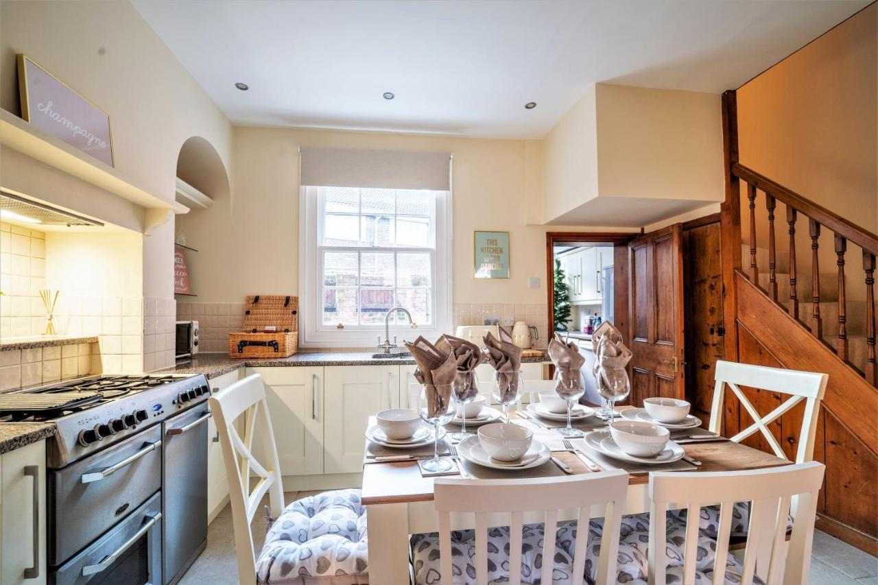 The Cottage In Chester, Sleeps 6 With Free Parking ภายนอก รูปภาพ